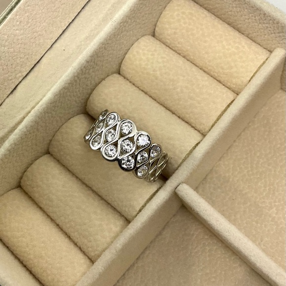 Stunning Sterling Silver Women's Ring with Crystal Accents - Picture 1 of 5